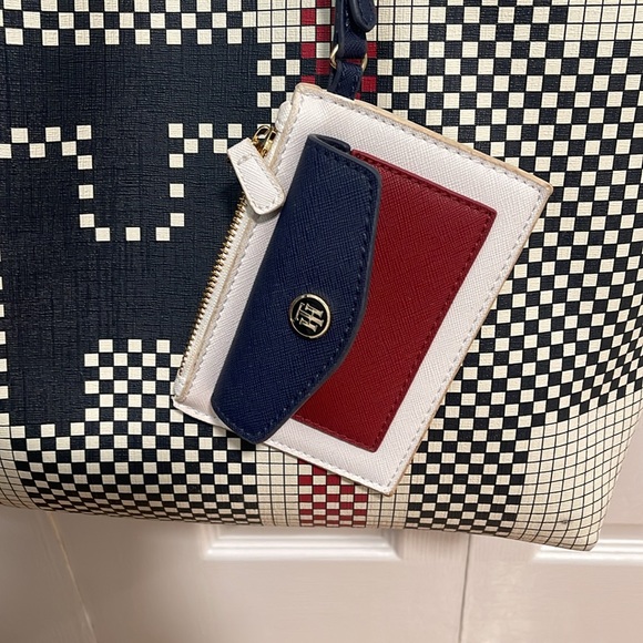 NWOT BEAUTIFUL reversible, Tommy Hilfiger purse, incl detachable, coin, purse - Picture 2 of 8